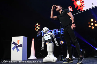 Samuel Gaulay et son robot Pepper